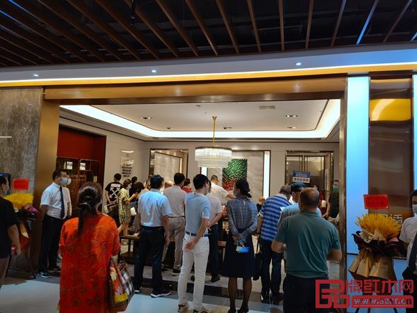 閑適紅木展廳現(xiàn)場人氣火爆 閑適紅木展廳現(xiàn)場人氣火爆