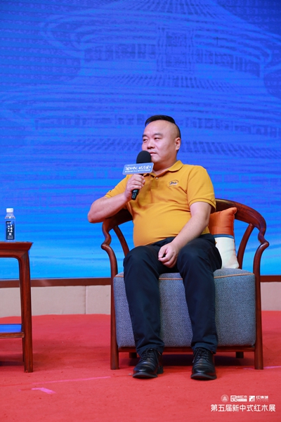 許貴祿表示,致力通過地天泰旗下三大品牌:國風(fēng)、國雅、國頌促進(jìn)國潮的價值體現(xiàn),讓更多人年輕人愛上紅木家具 許貴祿表示,致力通過地天泰旗下三大品牌:國風(fēng)、國雅、國頌促進(jìn)國潮的價值體現(xiàn),讓更多人年輕人愛上紅木家具