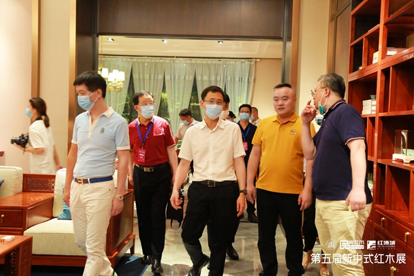 中山市大涌鎮(zhèn)黨委副書記、鎮(zhèn)長李家豪(右三)等領(lǐng)導(dǎo)嘉賓在地天泰集團(tuán)董事長許貴祿(右二)的陪同下參觀地天泰·國頌展廳 中山市大涌鎮(zhèn)黨委副書記、鎮(zhèn)長李家豪(右三)等領(lǐng)導(dǎo)嘉賓在地天泰集團(tuán)董事長許貴祿(右二)的陪同下參觀地天泰·國頌展廳