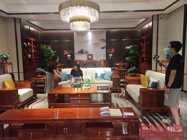 騰訊家居、品牌紅木品牌推薦官走進(jìn)地天泰·國頌展廳,通過直播的形式帶領(lǐng)線上觀眾體驗國頌緬甸花梨新中式新品 騰訊家居、品牌紅木品牌推薦官走進(jìn)地天泰·國頌展廳,通過直播的形式帶領(lǐng)線上觀眾體驗國頌緬甸花梨新中式新品