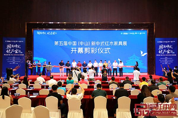 林偉華會長(右一)與其他領導專家進行開幕剪彩儀式 林偉華會長(右一)與其他領導專家進行開幕剪彩儀式