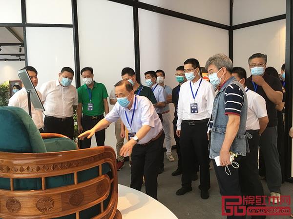 每一屆新中式紅木展,紅古軒都能吸引眾多領(lǐng)導專家、經(jīng)銷商、消費者駐足品鑒,為新中式紅木藝術(shù)點贊 每一屆新中式紅木展,紅古軒都能吸引眾多領(lǐng)導專家、經(jīng)銷商、消費者駐足品鑒,為新中式紅木藝術(shù)點贊