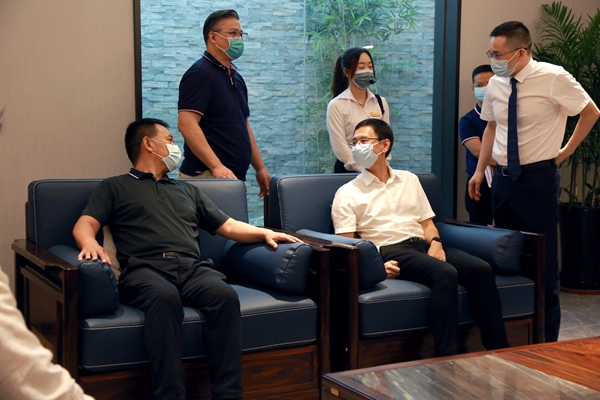 閑適紅木董事總經(jīng)理石擁軍(右一)為中山市大涌鎮(zhèn)黨委副書記、鎮(zhèn)長李家豪(右二),中山職業(yè)技術學院藝術設計學院院長張剛(左一)介紹閑適紅木展廳 閑適紅木董事總經(jīng)理石擁軍(右一)為中山市大涌鎮(zhèn)黨委副書記、鎮(zhèn)長李家豪(右二),中山職業(yè)技術學院藝術設計學院院長張剛(左一)介紹閑適紅木展廳