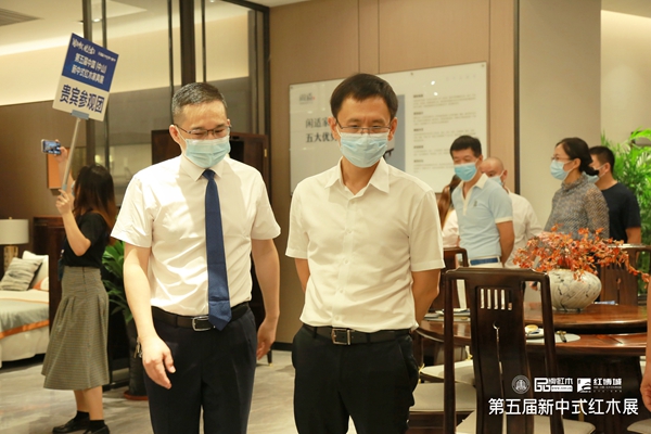 閑適紅木董事總經(jīng)理石擁軍(左)為中山市大涌鎮(zhèn)黨委副書記、鎮(zhèn)長李家豪(右)介紹閑適紅木產(chǎn)品 閑適紅木董事總經(jīng)理石擁軍(左)為中山市大涌鎮(zhèn)黨委副書記、鎮(zhèn)長李家豪(右)介紹閑適紅木產(chǎn)品