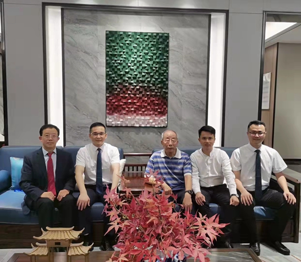 全聯(lián)藝術紅木家具專業(yè)委員會專家顧問、中國紅木家具技術專家曹新民(右三)、全聯(lián)藝術紅木家具專業(yè)委員會專家顧問、華南農(nóng)業(yè)大學博士生導師李凱夫(左一),全聯(lián)藝術紅木家具專業(yè)委員會執(zhí)行會長、中山市紅木古典家具學會會長、騰訊家居紅木&品牌紅木總編林偉華(右二)與閑適紅木董事總經(jīng)理石擁軍(左二),雅宋紅木總經(jīng)理竇琦柳(右一)合影留念 全聯(lián)藝術紅木家具專業(yè)委員會專家顧問、中國紅木家具技術專家曹新民(右三)、全聯(lián)藝術紅木家具專業(yè)委員會專家顧問、華南農(nóng)業(yè)大學博士生導師李凱夫(左一),全聯(lián)藝術紅木家具專業(yè)委員會執(zhí)行會長、中山市紅木古典家具學會會長、騰訊家居紅木&品牌紅木總編林偉華(右二)與閑適紅木董事總經(jīng)理石擁軍(左二),雅宋紅木總經(jīng)理竇琦柳(右一)合影留念