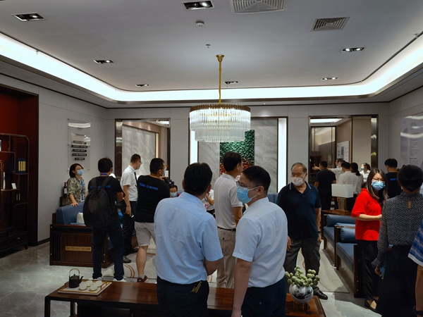 閑適紅木展廳現(xiàn)場人氣火爆 閑適紅木展廳現(xiàn)場人氣火爆