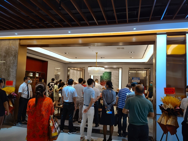 閑適紅木展廳現(xiàn)場人氣火爆 閑適紅木展廳現(xiàn)場人氣火爆