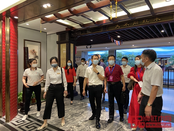 中山市大涌鎮(zhèn)黨委副書記、鎮(zhèn)長李家豪(右五),大涌鎮(zhèn)副鎮(zhèn)長劉炳磯(右三)等領(lǐng)導(dǎo)嘉賓參觀了國方家居紅博城三層展廳 中山市大涌鎮(zhèn)黨委副書記、鎮(zhèn)長李家豪(右五),大涌鎮(zhèn)副鎮(zhèn)長劉炳磯(右三)等領(lǐng)導(dǎo)嘉賓參觀了國方家居紅博城三層展廳