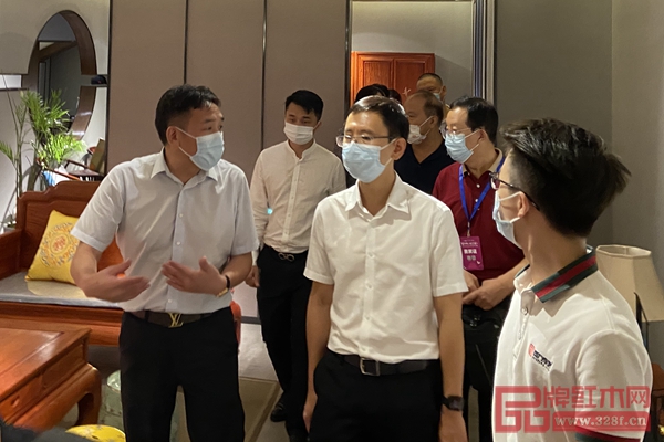 中國高級工藝美術(shù)師、國方家居董事長陳新平的熱情為各位領(lǐng)導(dǎo)嘉賓介紹國方家居中式原木整裝、高端紅木家具兩大產(chǎn)品特色 中國高級工藝美術(shù)師、國方家居董事長陳新平的熱情為各位領(lǐng)導(dǎo)嘉賓介紹國方家居中式原木整裝、高端紅木家具兩大產(chǎn)品特色