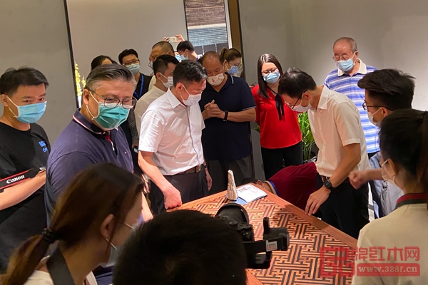 國方家居高端紅木家具也吸引了領(lǐng)導(dǎo)嘉賓的高度關(guān)注 國方家居高端紅木家具也吸引了領(lǐng)導(dǎo)嘉賓的高度關(guān)注