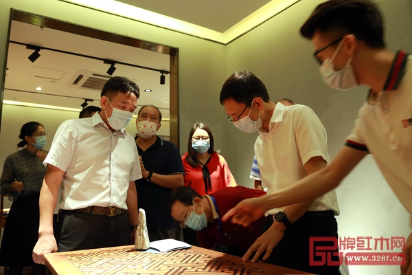 中山市大涌鎮(zhèn)黨委副書記、鎮(zhèn)長李家豪(右二)、全聯(lián)藝術(shù)紅木家具專業(yè)委員會專家、華南農(nóng)業(yè)大學(xué)博士生導(dǎo)師李凱夫(右三)正品鑒國方家居精品,高級工藝美術(shù)師、國方家居董事長陳新平(左一)在一旁介紹 中山市大涌鎮(zhèn)黨委副書記、鎮(zhèn)長李家豪(右二)、全聯(lián)藝術(shù)紅木家具專業(yè)委員會專家、華南農(nóng)業(yè)大學(xué)博士生導(dǎo)師李凱夫(右三)正品鑒國方家居精品,高級工藝美術(shù)師、國方家居董事長陳新平(左一)在一旁介紹