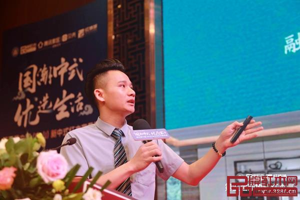 印巷森刻總經(jīng)理鄭宏藝為各位嘉賓介紹印巷茶舍品牌 印巷森刻總經(jīng)理鄭宏藝為各位嘉賓介紹印巷茶舍品牌