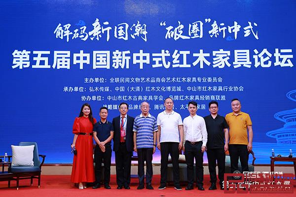 林偉華(右三)與參與論壇的其他領導專家進行合影留念 林偉華(右三)與參與論壇的其他領導專家進行合影留念