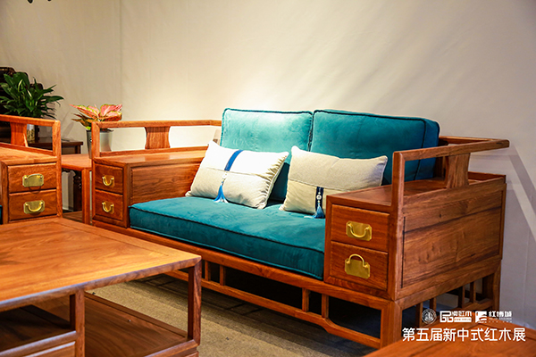 暖色調(diào)的木色與普魯士藍(lán)的軟裝相碰撞,使得沙發(fā)格外醒目靈動(dòng) 暖色調(diào)的木色與普魯士藍(lán)的軟裝相碰撞,使得沙發(fā)格外醒目靈動(dòng)