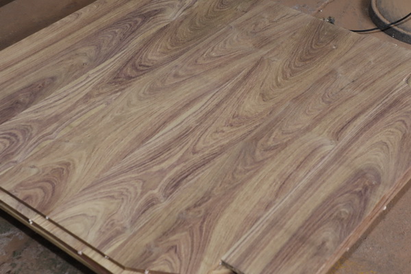 鼎順紅木精選國標(biāo)紅酸枝百年老料、大料,全芯材、無白皮、不挖補(bǔ),順紋拼板。 鼎順紅木精選國標(biāo)紅酸枝百年老料、大料,全芯材、無白皮、不挖補(bǔ),順紋拼板。