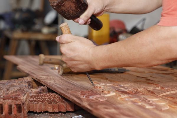 有幾十年雕刻經(jīng)驗(yàn)的匠師賦予產(chǎn)品生命,鼎順紅木一雕一刻間盡顯神采韻味,祥瑞表達(dá)躍然期間。 有幾十年雕刻經(jīng)驗(yàn)的匠師賦予產(chǎn)品生命,鼎順紅木一雕一刻間盡顯神采韻味,祥瑞表達(dá)躍然期間。