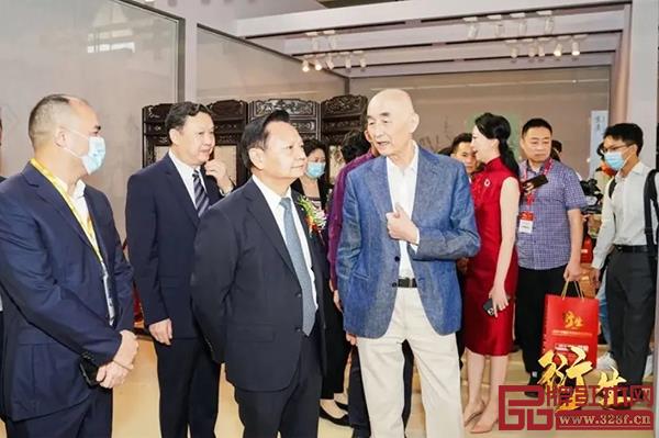 中國輕工業(yè)聯(lián)合會黨委書記、會長張崇和(左三)、中國輕工業(yè)聯(lián)合會黨委副書記,中國家具協(xié)會理事長徐祥楠(左二)、世界家具聯(lián)合會秘書長、中國家具協(xié)會副理事長屠祺(左五)、中國傳統(tǒng)工藝大師、深圳泰和園董事長邵湘文(左四)、深圳市紅木文化藝術(shù)協(xié)會會長蔣楨全(左一)參觀泰和園展位,品鑒當(dāng)代君子系列產(chǎn)品 中國輕工業(yè)聯(lián)合會黨委書記、會長張崇和(左三)、中國輕工業(yè)聯(lián)合會黨委副書記,中國家具協(xié)會理事長徐祥楠(左二)、世界家具聯(lián)合會秘書長、中國家具協(xié)會副理事長屠祺(左五)、中國傳統(tǒng)工藝大師、深圳泰和園董事長邵湘文(左四)、深圳市紅木文化藝術(shù)協(xié)會會長蔣楨全(左一)參觀泰和園展位,品鑒當(dāng)代君子系列產(chǎn)品
