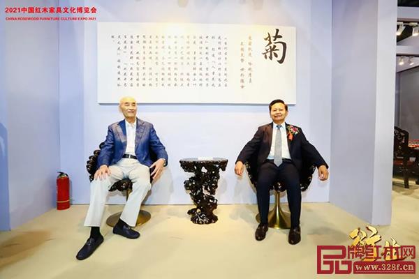 中國輕工業(yè)聯(lián)合會黨委書記、會長張崇和(右)、中國傳統(tǒng)工藝大師、深圳泰和園董事長邵湘文(左)試坐體驗(yàn)泰和園當(dāng)代君子菊花椅 中國輕工業(yè)聯(lián)合會黨委書記、會長張崇和(右)、中國傳統(tǒng)工藝大師、深圳泰和園董事長邵湘文(左)試坐體驗(yàn)泰和園當(dāng)代君子菊花椅