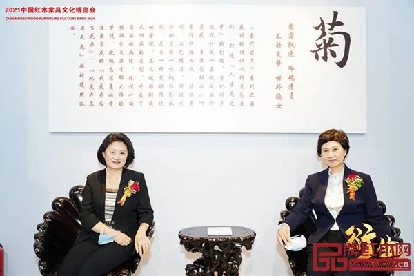 中國財(cái)貿(mào)輕紡煙草工會全國委員會主席王倩(左)、商務(wù)部外貿(mào)司一級巡視員江帆(右)試坐體驗(yàn)泰和園當(dāng)代君子菊花椅 中國財(cái)貿(mào)輕紡煙草工會全國委員會主席王倩(左)、商務(wù)部外貿(mào)司一級巡視員江帆(右)試坐體驗(yàn)泰和園當(dāng)代君子菊花椅