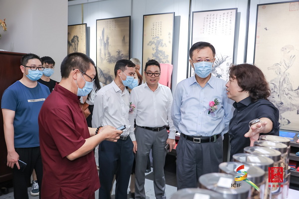 戴為集團(tuán)總裁戴愛國（右一）為眾領(lǐng)導(dǎo)嘉賓介紹藝術(shù)節(jié)相關(guān)主題活動(dòng)，并親自帶領(lǐng)參觀