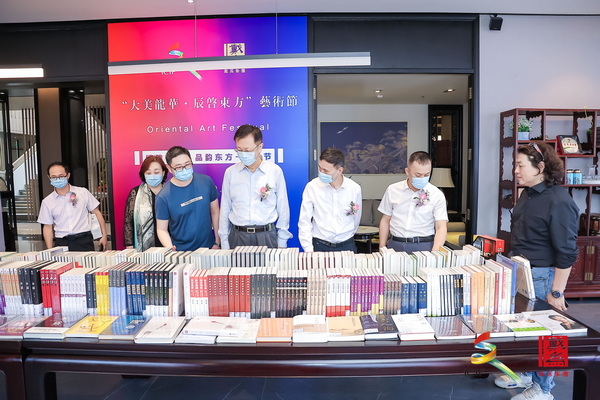 眾領(lǐng)導(dǎo)嘉賓參觀“博雅書香品韻東方—書香節(jié)”展區(qū)