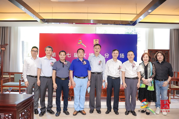 眾領(lǐng)導(dǎo)嘉賓在開幕式后參觀分會(huì)場(chǎng)藝術(shù)節(jié)各主題空間合影