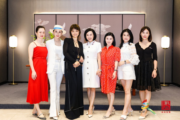 眾多女嘉賓為戴為集團(tuán)情境藝術(shù)展的東方魅力駐足合影