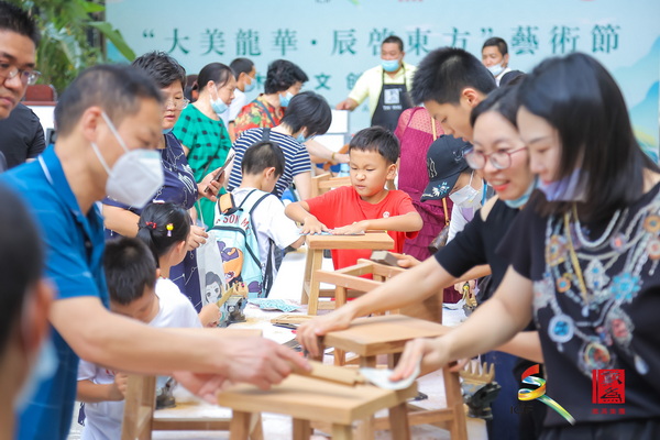 “東方木藝，手作DIY”成為藝術(shù)節(jié)上最受歡迎的活動(dòng)之一