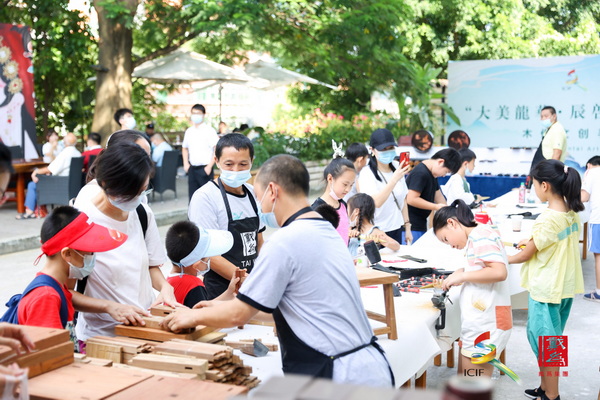 “東方木藝，手作DIY”吸引了眾多市民參與，現(xiàn)場(chǎng)熱鬧非凡