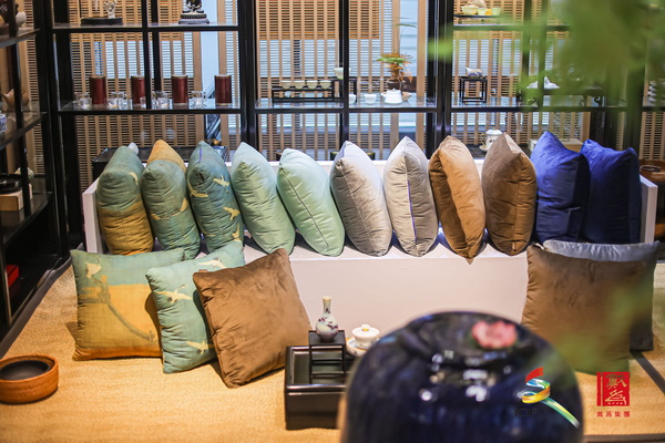 東方抱枕與精致家具的搭配，自然形成有溫度的美學(xué)