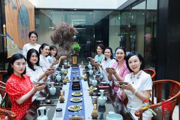 “古法點(diǎn)茶“藝術(shù)雅趣吸引了女嘉賓們的熱情參與