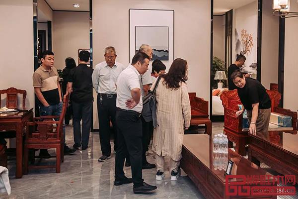 開(kāi)業(yè)活動(dòng)現(xiàn)場(chǎng)人氣火爆 開(kāi)業(yè)活動(dòng)現(xiàn)場(chǎng)人氣火爆