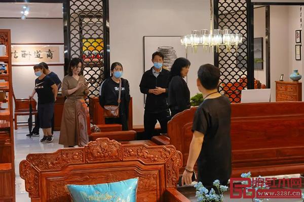 開(kāi)業(yè)活動(dòng)現(xiàn)場(chǎng)人氣火爆 開(kāi)業(yè)活動(dòng)現(xiàn)場(chǎng)人氣火爆