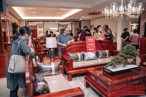 開(kāi)業(yè)活動(dòng)現(xiàn)場(chǎng)人氣火爆 開(kāi)業(yè)活動(dòng)現(xiàn)場(chǎng)人氣火爆