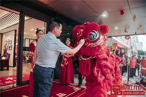 中信紅木董事長(zhǎng)李忠信為醒獅進(jìn)行點(diǎn)睛,祝賀山東諸城中信紅木藝術(shù)館開(kāi)業(yè) 中信紅木董事長(zhǎng)李忠信為醒獅進(jìn)行點(diǎn)睛,祝賀山東諸城中信紅木藝術(shù)館開(kāi)業(yè)