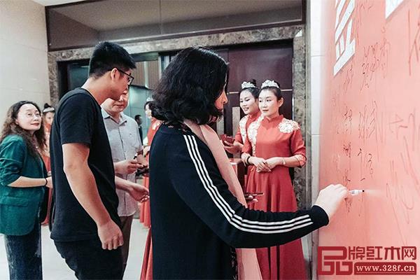 嘉賓們出席諸城中信紅木藝術(shù)館開(kāi)業(yè)暨中信紅木十周年慶典 嘉賓們出席諸城中信紅木藝術(shù)館開(kāi)業(yè)暨中信紅木十周年慶典