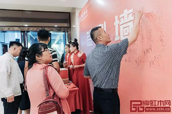 嘉賓們出席諸城中信紅木藝術(shù)館開(kāi)業(yè)暨中信紅木十周年慶典 嘉賓們出席諸城中信紅木藝術(shù)館開(kāi)業(yè)暨中信紅木十周年慶典