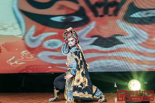 川劇變臉、激昂鼓舞,晚宴現(xiàn)場(chǎng)氣氛不斷升溫 川劇變臉、激昂鼓舞,晚宴現(xiàn)場(chǎng)氣氛不斷升溫