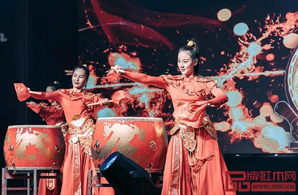 川劇變臉、激昂鼓舞,晚宴現(xiàn)場(chǎng)氣氛不斷升溫 川劇變臉、激昂鼓舞,晚宴現(xiàn)場(chǎng)氣氛不斷升溫