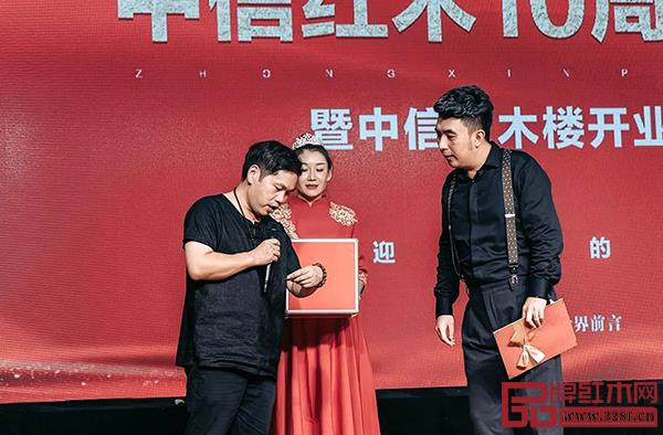 抽獎(jiǎng)環(huán)節(jié)讓晚宴氣氛燃至高點(diǎn) 抽獎(jiǎng)環(huán)節(jié)讓晚宴氣氛燃至高點(diǎn)