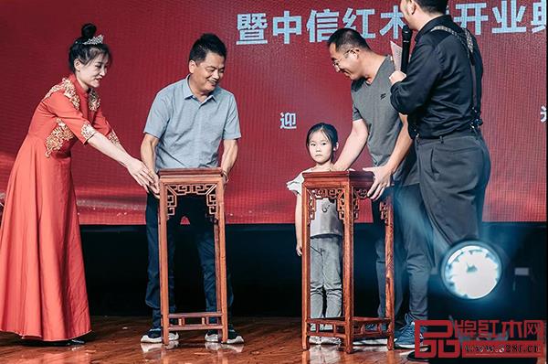 抽獎(jiǎng)環(huán)節(jié)讓晚宴氣氛燃至高點(diǎn) 抽獎(jiǎng)環(huán)節(jié)讓晚宴氣氛燃至高點(diǎn)