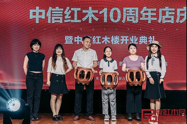 抽獎(jiǎng)環(huán)節(jié)讓晚宴氣氛燃至高點(diǎn) 抽獎(jiǎng)環(huán)節(jié)讓晚宴氣氛燃至高點(diǎn)