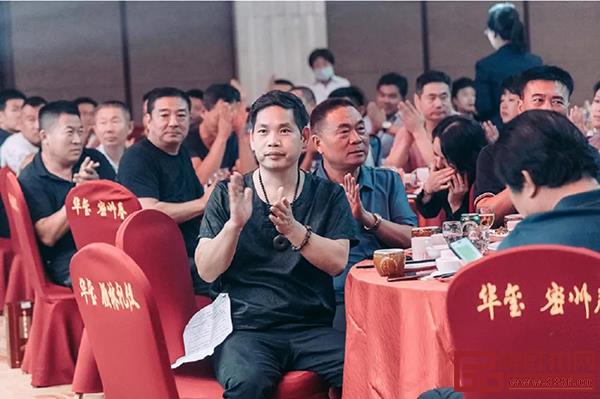 嘉賓們?yōu)橹T城中信紅木藝術(shù)館開(kāi)業(yè)欣喜 嘉賓們?yōu)橹T城中信紅木藝術(shù)館開(kāi)業(yè)欣喜