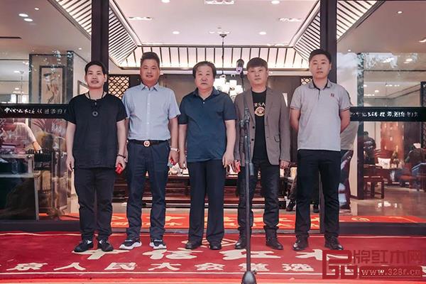 諸城中信紅木藝術(shù)館開(kāi)業(yè)典禮出席嘉賓合影 諸城中信紅木藝術(shù)館開(kāi)業(yè)典禮出席嘉賓合影