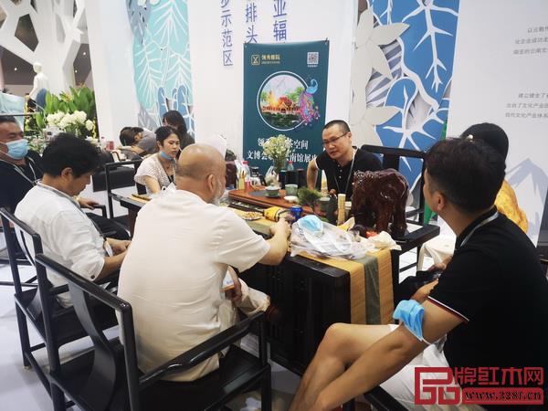 領(lǐng)秀雅院品牌創(chuàng)始人陳偉勝熱情接待前來云南展區(qū)參觀的領(lǐng)導(dǎo)嘉賓 領(lǐng)秀雅院品牌創(chuàng)始人陳偉勝熱情接待前來云南展區(qū)參觀的領(lǐng)導(dǎo)嘉賓