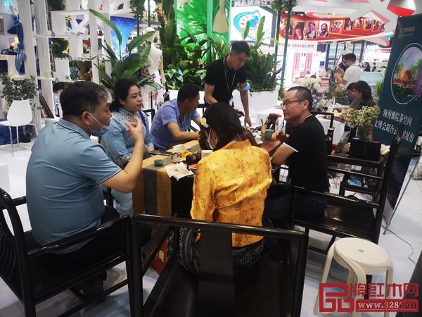 領(lǐng)秀雅院品牌創(chuàng)始人陳偉勝熱情接待前來云南展區(qū)參觀的領(lǐng)導(dǎo)嘉賓 領(lǐng)秀雅院品牌創(chuàng)始人陳偉勝熱情接待前來云南展區(qū)參觀的領(lǐng)導(dǎo)嘉賓