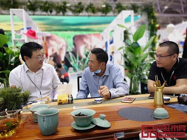 領(lǐng)秀雅院品牌創(chuàng)始人陳偉勝熱情接待前來云南展區(qū)參觀的領(lǐng)導(dǎo)嘉賓 領(lǐng)秀雅院品牌創(chuàng)始人陳偉勝熱情接待前來云南展區(qū)參觀的領(lǐng)導(dǎo)嘉賓