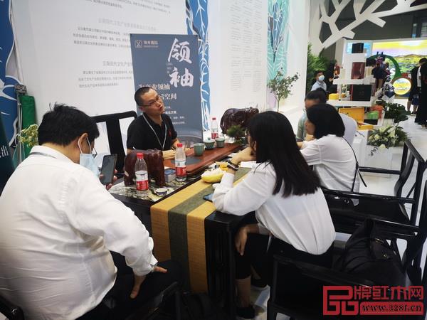 文博會(huì)期間領(lǐng)秀雅院展區(qū)人氣火爆,備受關(guān)注和認(rèn)可 文博會(huì)期間領(lǐng)秀雅院展區(qū)人氣火爆,備受關(guān)注和認(rèn)可