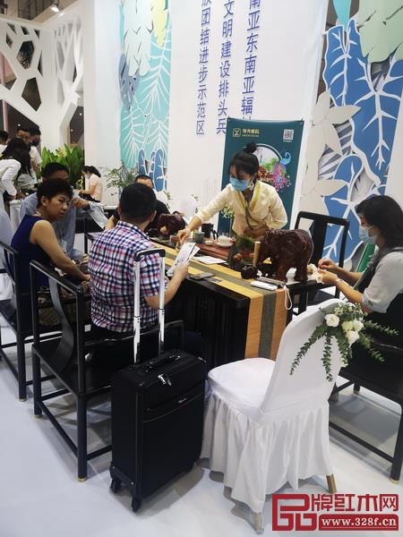 文博會(huì)期間領(lǐng)秀雅院展區(qū)人氣火爆,備受關(guān)注和認(rèn)可 文博會(huì)期間領(lǐng)秀雅院展區(qū)人氣火爆,備受關(guān)注和認(rèn)可