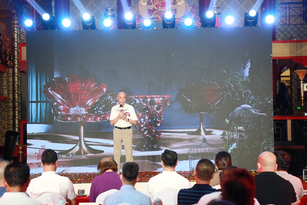 深圳市宜雅紅木家具藝術(shù)品有限公司(泰和園)董事長、創(chuàng)始人,中國傳統(tǒng)工藝大師,全聯(lián)藝術(shù)紅木家具專委會主席團主席,深圳紅木家具協(xié)會榮譽會長邵湘文進行主題分享 深圳市宜雅紅木家具藝術(shù)品有限公司(泰和園)董事長、創(chuàng)始人,中國傳統(tǒng)工藝大師,全聯(lián)藝術(shù)紅木家具專委會主席團主席,深圳紅木家具協(xié)會榮譽會長邵湘文進行主題分享